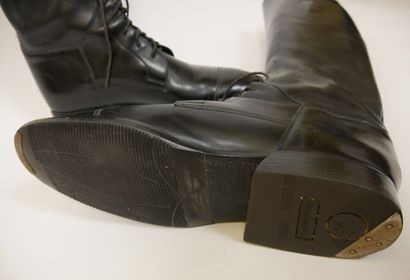  BEL PASO 
Paire de bottes en cuir noir à lacets, fermeture éclair au dos. 
P. :...