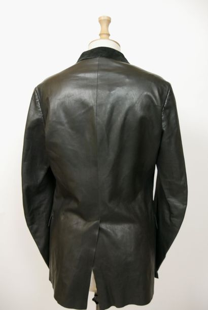 null 
KAZUYUKI KUMAGAI (Attachment)




Veste cintrée en cuir d'agneau noir non doublé,...