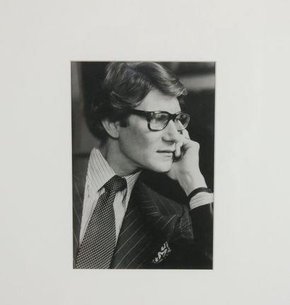 null 
LAMY François (né 1945) d'après




Portrait d'Yves Saint Laurent




Photographie,...