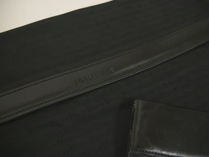 null 
DIOR, DIOR MAN




Set of two large document pouches :




One in black leather...