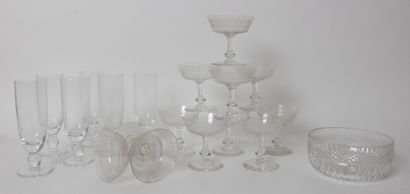 null Lot de verrerie comprenant :

11 coupes à champagne en cristal à décor gravé...