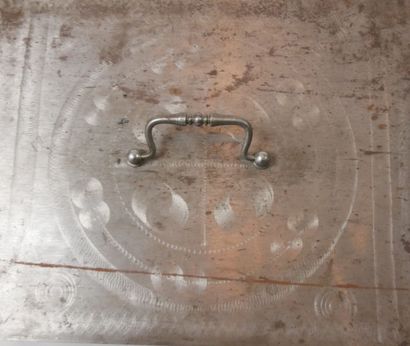 null Lot comprenant :

1 coffre rectangulaire en métal gravé à décor de motifs circulaires...