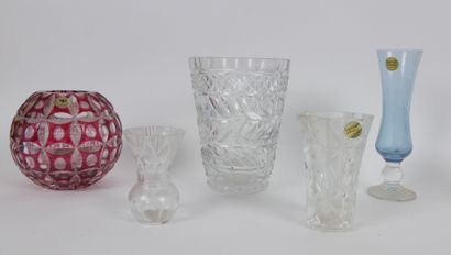 null Lot de verrerie comprenant :

5 vases dont 2 provenant de la cristallerie d'Arques...