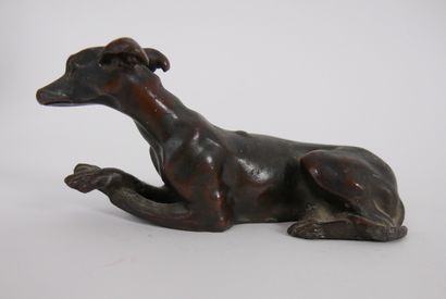 null Lot comprenant :

1 sculpture animalière en bronze représentant un lévrier 

1...