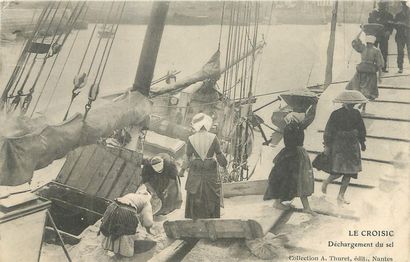 null 9 CARTES POSTALES LOIRE ATLANTIQUE : Vie et Travail à la Mer. "Le Croisic-Déchargement...