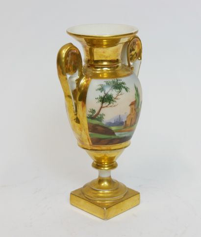 null Vase balustre en porcelaine de Paris polychrome et or, à décor de scènes en...