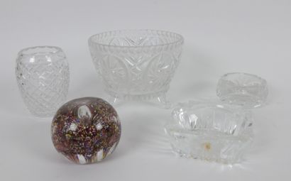 null Lot de verrerie comprenant :

5 vases dont 2 provenant de la cristallerie d'Arques...