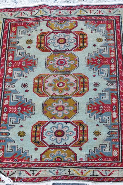 Tapis Caucase en laine, moderne à décor géométrique...