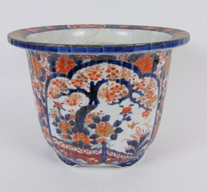 null JAPON :

Ensemble en porcelaine a décor Imari comprenant un plat à bords festonnés...