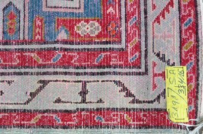null Tapis Caucase en laine, moderne à décor géométrique sur fond beige.

113 x 87...