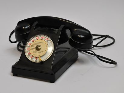 Téléphone ancien en bakélite des PTT. Modèle...