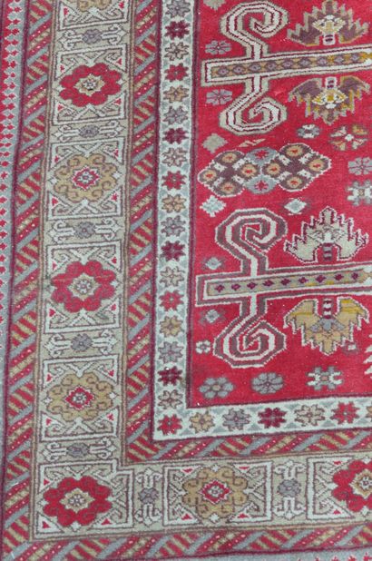 null Tapis Arménien en laine, moderne, à décor géométrique sur fond rouge.

201 x...