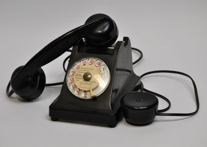 null Téléphone ancien en bakélite des PTT. Modèle BCI

(Marques d'usage) 



Le retrait...