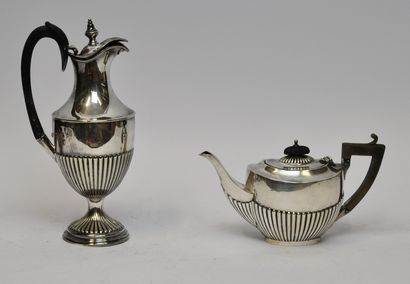 null Ensemble de service à thé et café en métal argenté à décor de godrons, les anses...