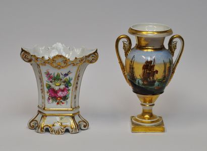 PARIS 
Lot de deux vases en porcelaine de...