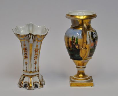 null PARIS

Lot de deux vases en porcelaine de PARIS :

- Le premier, vase cornet,...