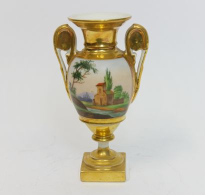 null Vase balustre en porcelaine de Paris polychrome et or, à décor de scènes en...