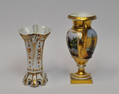 null PARIS

Lot de deux vases en porcelaine de PARIS :

- Le premier, vase cornet,...
