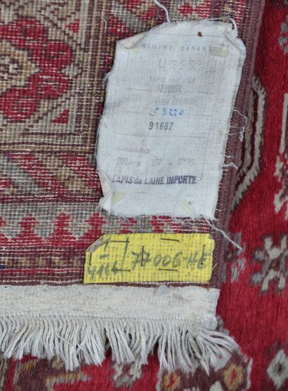 null Tapis Arménien en laine, moderne, à décor géométrique sur fond rouge.

201 x...