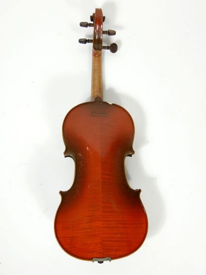 null Violon, fait à Mirecourt au début XXeme siècle, portant une marque au fer sur...