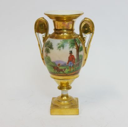 Vase balustre en porcelaine de Paris polychrome...