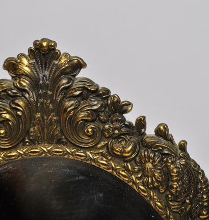 null Miroir ovale en métal sculpté et doré à décor de cornes d'abondance, de rinceaux...