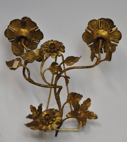 null Paire d'appliques à deux bras de lumières en métal et tôle doré à décor de fleurs...