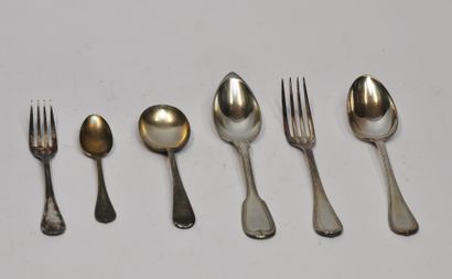 null Lot de métal argenté comprenant : 

- 5 cuillères et 2 fourchettes modèle rubans...