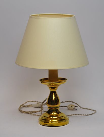null Flambeau en laiton doré

Hauteur : 18 cm

(Petite déformation, percé pour l'électrification...