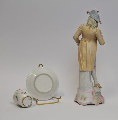 null PARIS

Lot de deux vases en porcelaine de PARIS :

- Le premier, vase cornet,...