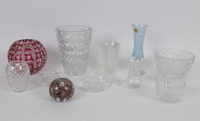 Lot de verrerie comprenant : 
5 vases dont...