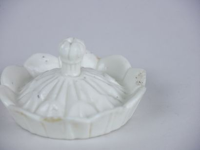 null SAINT-CLOUD (Période Trou) (porcelaine tendre) :

Pot à crème couvert en porcelaine...