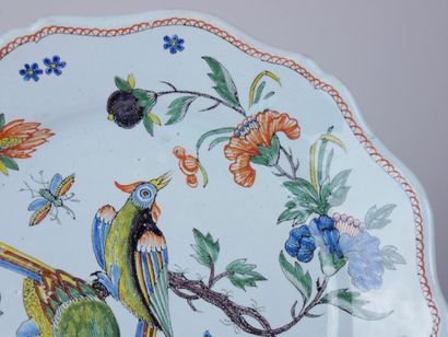 null ROUEN : 

Earthenware plate with polychrome decoration of exotic birds on branches.

Eighteenth...
