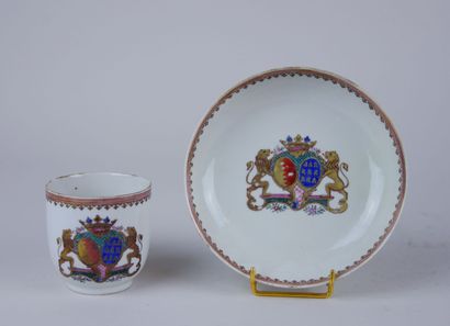 null CHINE (Compagnie des Indes) : 

Tasse et sa sous-tasse en porcelaine à décor...