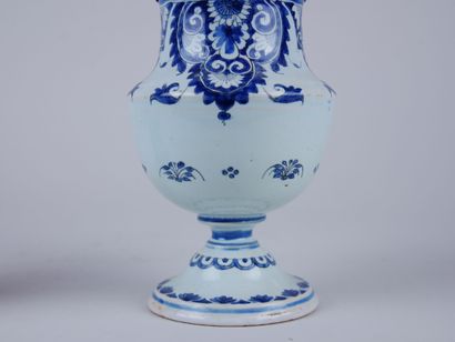 null ROUEN : 

Saupoudroir in earthenware with decoration of lambrequins in blue...