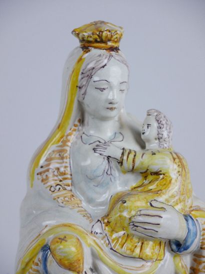 null Vierge à l'Enfant en faïence à décor a compendario, avec l'inscription : « Notre...