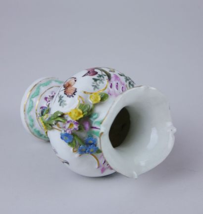 null MEISSEN :

Vase balustre en porcelaine à décor polychrome et or d'oiseaux dans...