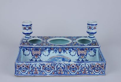 null ROUEN : 

Earthenware writing case with blue and red decoration with the arms...