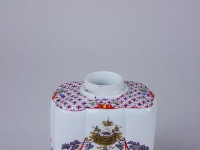 null MEISSEN : 

Flacon à thé en porcelaine à décor polychrome et or d'un paysage...