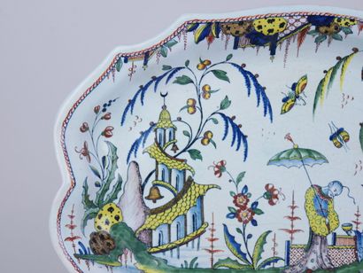 null ROUEN :

Oval dish with contoured edges in earthenware with polychrome decoration...