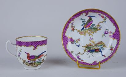 null MEISSEN : 

Tasse et sa sous-tasse en porcelaine à décor polychrome d'oiseaux...