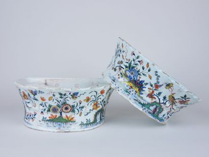 null ROUEN :

Two earthenware flowerpots with polychrome decoration of birds among...