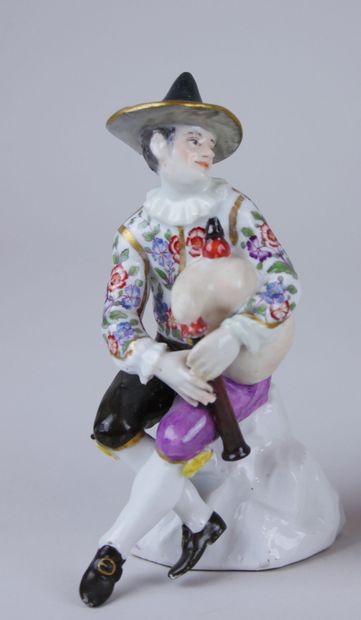 null MEISSEN : 

Deux statuettes en porcelaine à décor polychrome et or représentant...