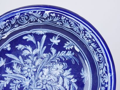 null NEVERS : 

Plat creux en faïence à décor en blanc fixe sur fond bleu persan...