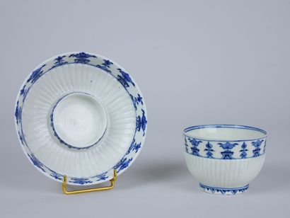 null SAINT-CLOUD (porcelaine tendre) :

Sorbet et sa sous-tasse en porcelaine à décor...