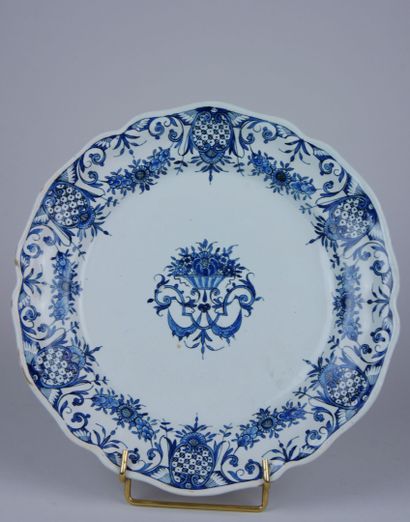 null ROUEN : 

Earthenware plate decorated in blue monochrome with a flowery basket.

Period...