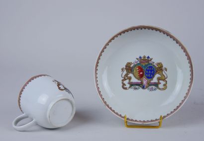 null CHINE (Compagnie des Indes) : 

Tasse et sa sous-tasse en porcelaine à décor...