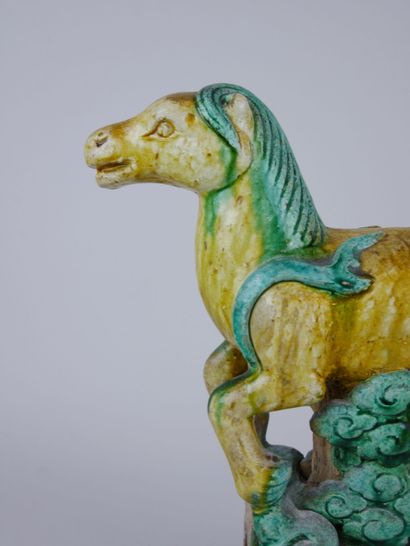 null CHINE : 

Tuile faitière en grès vernissé polychrome représentant un cheval...