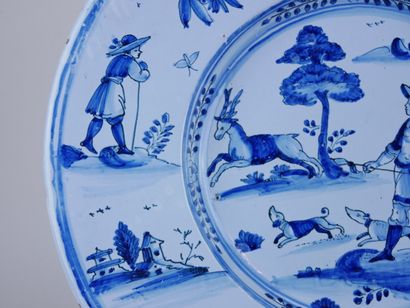 null NEVERS :

Important plat en faïence à décor en camaïeu bleu d'une scène de chasse....