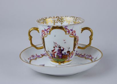 null MEISSEN : 

Tasse à anses et une sous-tasse en porcelaine à décor polychrome...